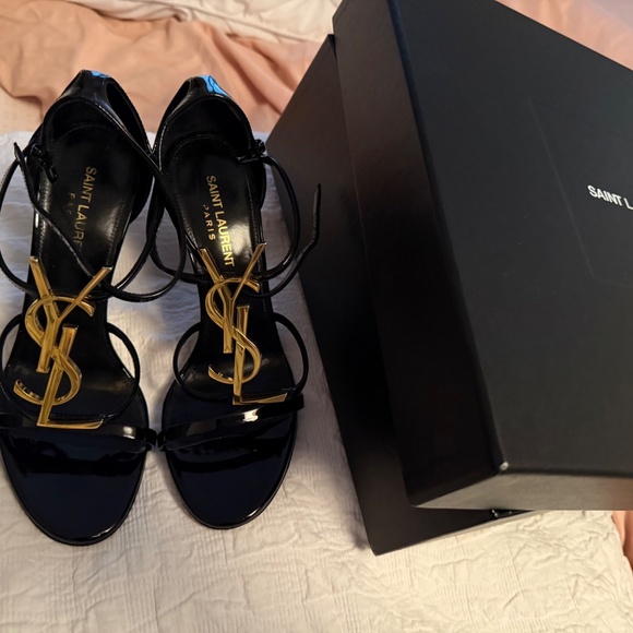 Saint Laurent Cassandra Sandals In Patent Leather With Gold-tone Monogram - Picture 3 of 4